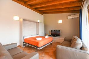 A television and/or entertainment centre at Residence Corte Ferrari -Ciao Vacanze-