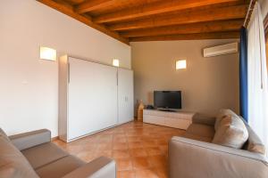 A television and/or entertainment centre at Residence Corte Ferrari -Ciao Vacanze-