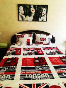 Een bed of bedden in een kamer bij Apartments Deribasovskaya 12