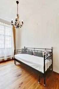 Postel nebo postele na pokoji v ubytování Historic Centre Apartments II