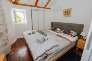1 dormitorio con 1 cama en una habitación con ventana en Castellum Apartments, en Dubrovnik