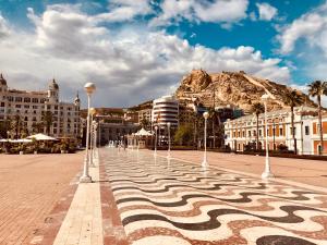 una calle con un patrón de serpiente en el suelo en Juan Bautist Lafora, 2, Alicante, en Alicante