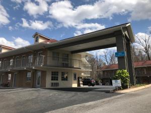 a building with a parking lot in front of it at Apple Valley Inn Pigeon Forge in Pigeon Forge