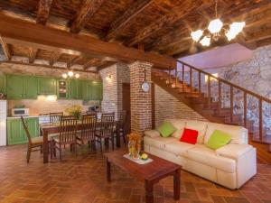 een woonkamer met een bank en een tafel en een keuken bij Karmen 3 in Poreč