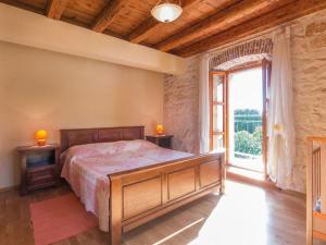 een slaapkamer met een bed en een groot raam bij Karmen 3 in Poreč +19 foto's