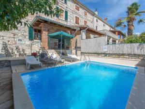 een groot blauw zwembad voor een gebouw bij Karmen 3 in Poreč