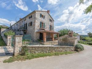 een oud stenen huis met een stenen muur bij Karmen 3 in Poreč
