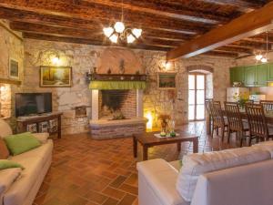 een woonkamer met een bank en een open haard bij Karmen 3 in Poreč