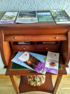 ログローニョにあるMoLARIOJAの木製テーブル(机の上に本あり)