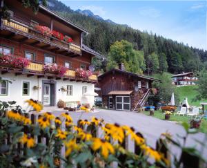 budynek z garścią słoneczników przed nim w obiekcie Kalcherhof w mieście Ramsau am Dachstein