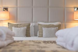 Cama ou camas em um quarto em Your Hotel & Spa Alcobaça