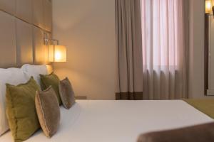 Cama ou camas em um quarto em Your Hotel & Spa Alcobaça