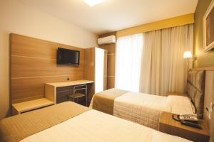 TV a/nebo společenská místnost v ubytování Curitiba Palace Hotel