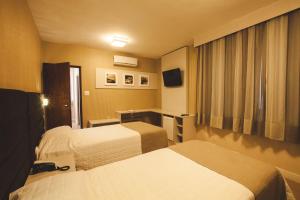 Postel nebo postele na pokoji v ubytování Curitiba Palace Hotel