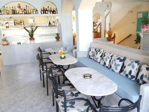 Prostor za sedenje u objektu Akis Hotel