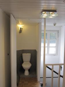 モンシャウにあるHaus Traditionのバスルーム(白いトイレ付)が備わります。