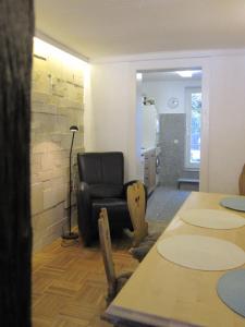 モンシャウにあるHaus Traditionの黒い椅子とテーブルが備わる客室です。