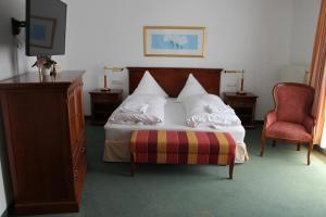 A bed or beds in a room at Vier Jahreszeiten Bensersiel
