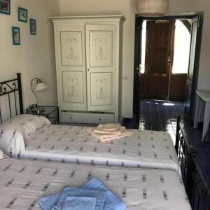 sypialnia z 2 łóżkami i komodą w obiekcie Casa Martha w mieście Stromboli +19 zdjęć