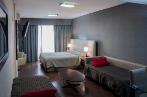 una habitación de hotel con dos camas y un sofá en Guido 1980 by Ayres Apartments Recoleta, en Buenos Aires 19 fotos más