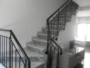 タヴィラにあるCasa Barrela IIのリビングルーム(テレビ付)の階段