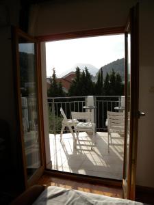 een kamer met een balkon en een glazen schuifdeur bij Apartments Markovic Sutomore in Sutomore