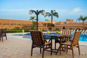 The swimming pool at or close to Helnan Auberge Fayoum