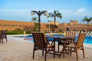 Bazén v ubytování Helnan Auberge Fayoum nebo v jeho okolí