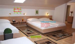 Un pat sau paturi într-o cameră la Hotel Paradis-Leukerbad-Therme