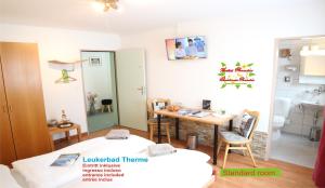 Un pat sau paturi într-o cameră la Hotel Paradis-Leukerbad-Therme