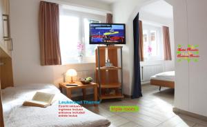 Un pat sau paturi într-o cameră la Hotel Paradis-Leukerbad-Therme