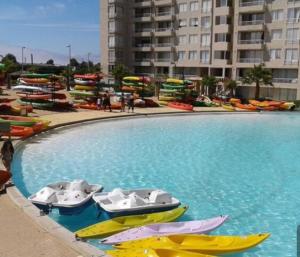 una gran piscina con barcos en el agua en Departamento algarrobo laguna vista, en Algarrobo