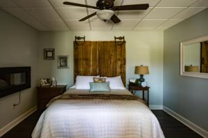 A bed or beds in a room at Vineyard Woods