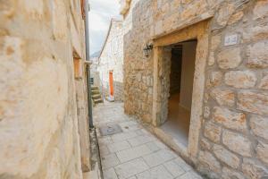 un callejón con una puerta en un edificio de piedra en Castellum Apartments, en Dubrovnik