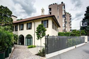 una casa blanca con una valla delante en T7, en Milán