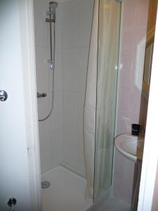 ナン・レ・パンにあるMas des Sentes Dépendanceのバスルーム(シャワー、シンク付)
