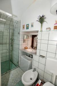 カターニアにあるIl Cortilettoのバスルーム(シャワー、トイレ、シンク付)