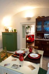 カターニアにあるIl Cortilettoのキッチン(テーブル、2皿付)