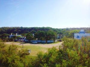 - une vue sur une maison dans un champ arboré dans l'établissement Casa frente al Mar Aguas Verdes, à Aguas Verdes