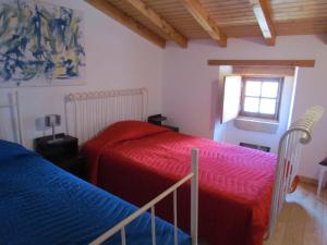 a bedroom with two beds and a window at Casa do Alentejo in Alpalhão