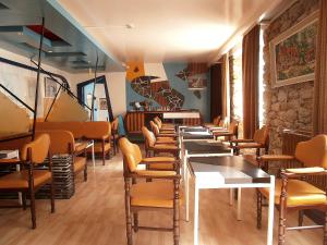 une rangée de tables et de chaises dans un restaurant dans l'établissement Hôtel Modern, à Concarneau