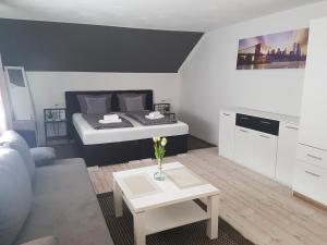 ein kleines Zimmer mit einem Bett und einem Tisch in der Unterkunft Hotel Ari in Kaiserslautern