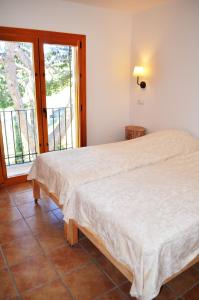 皮薩拉的住宿－Casa Grande / Rosas Cantares，一间带大床的卧室和一个阳台