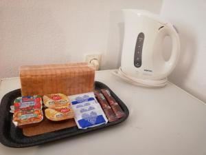 un bancone con vassoio di cibo e frullatore di Gregory-Vassilis Apartments a Dassia