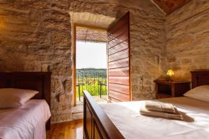 Cama o camas de una habitación en Old Small Stone House
