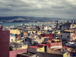 Uma vista geral de Tânger ou a vista da cidade a partir do hostel