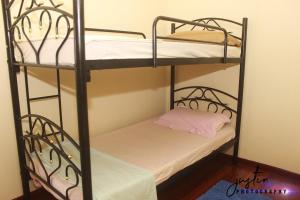 a couple of bunk beds in a room at Huize Sherida in Nickerie in Nieuw Nickerie