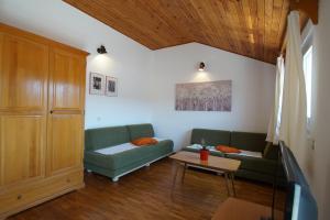 ein Wohnzimmer mit einem Sofa und einem Tisch in der Unterkunft Guest house Šuda in Lumbarda