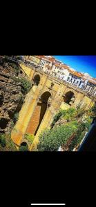 una vista aérea de una ciudad con un puente en Casa Palacio VillaZambra, en Ronda