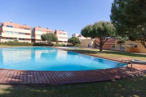 une grande piscine en face de certains bâtiments dans l'établissement Premium apart - Praia do Furadouro, à Ovar